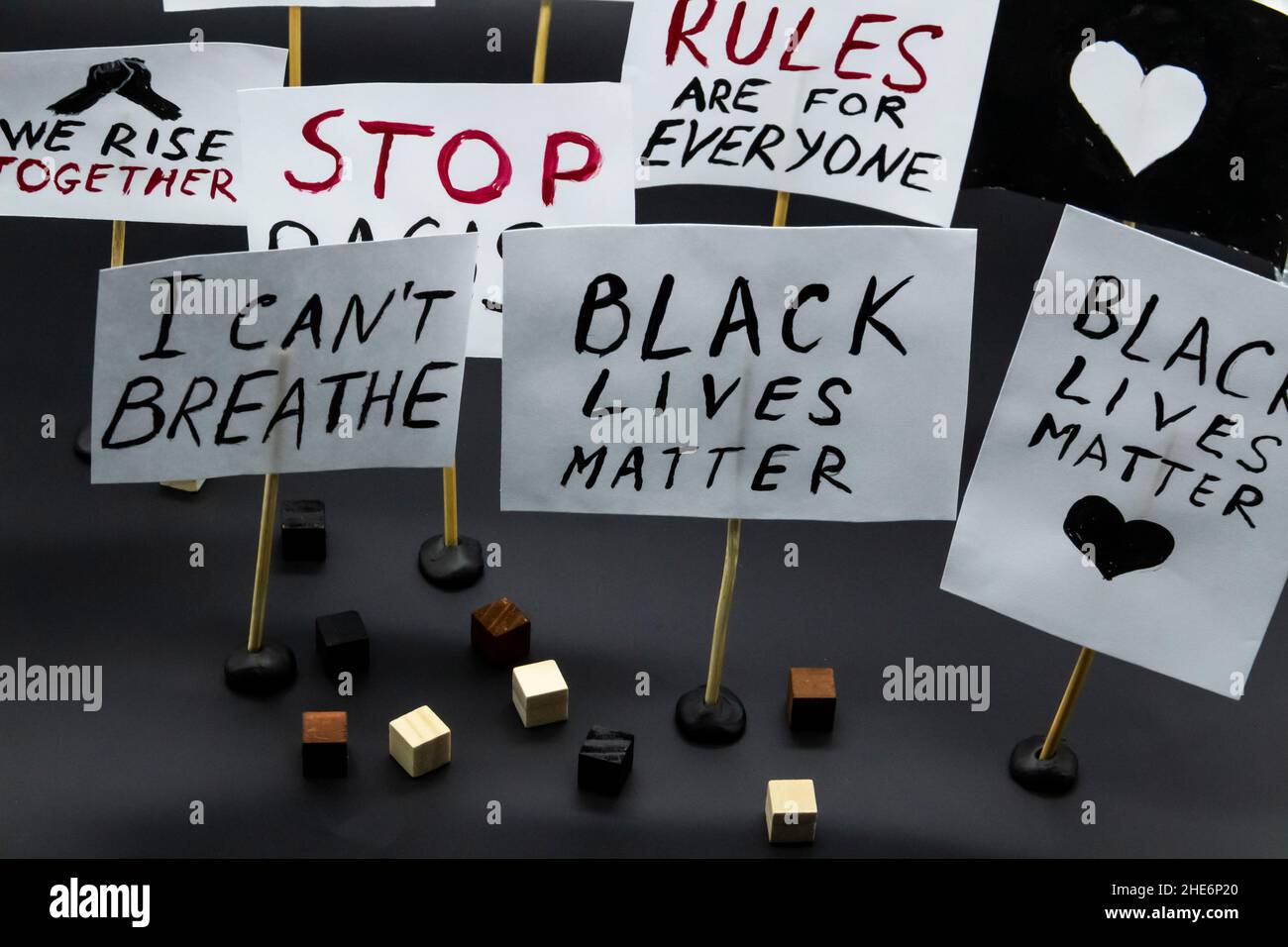 Concept de protestation, de rallye, de manifestation.Des affiches avec les mots « Black Lives Matter », « I CAN not Breathe », « Rules are for Everyone », « top racisme.« emon Banque D'Images