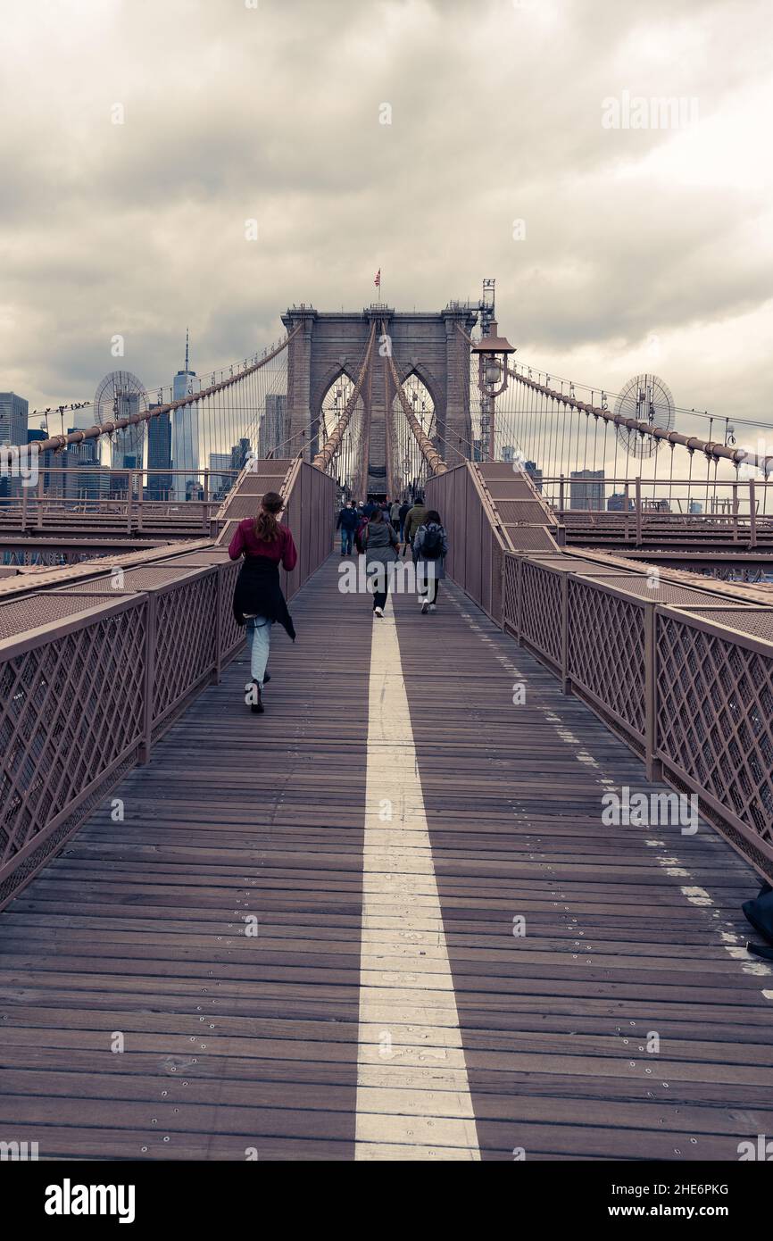 Photo verticale du pont de Brooklyn en journée. Banque D'Images