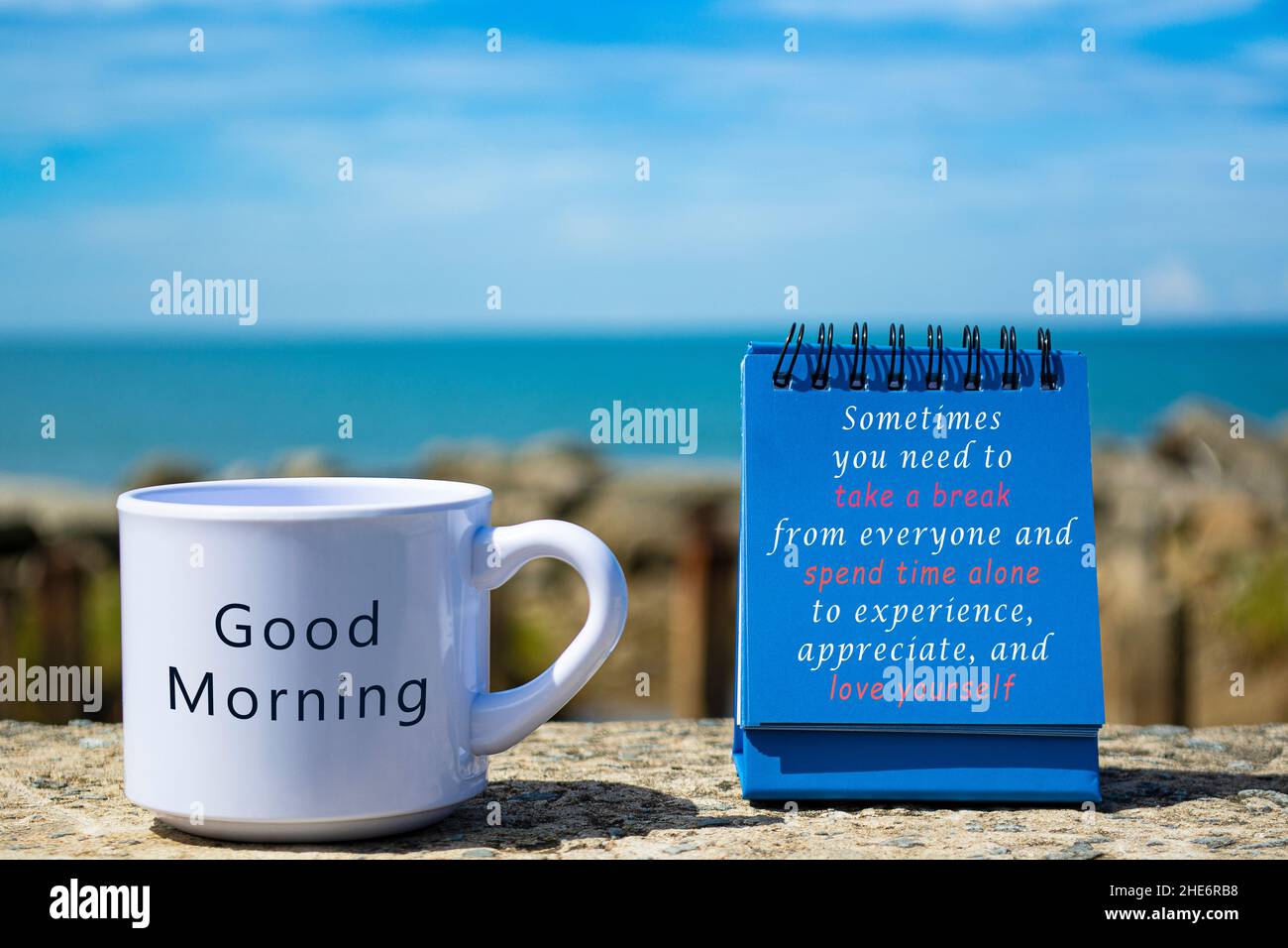 Citation Motivante Et Inspirante Sur Un Bloc Notes Bleu Texte Sur Une Tasse A Cafe Blanche Sur Fond De Plage Flou Et Ciel Bleu Et Nuages Photo Stock Alamy
