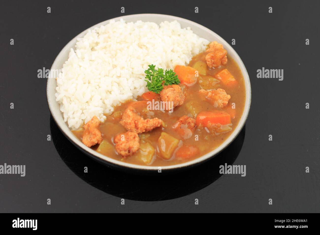 Riz au curry ordinaire japonais (pommes de terre, carottes, oignons et bœuf au curry jaune épicé servi avec du riz cuit à la vapeur), isolé Banque D'Images