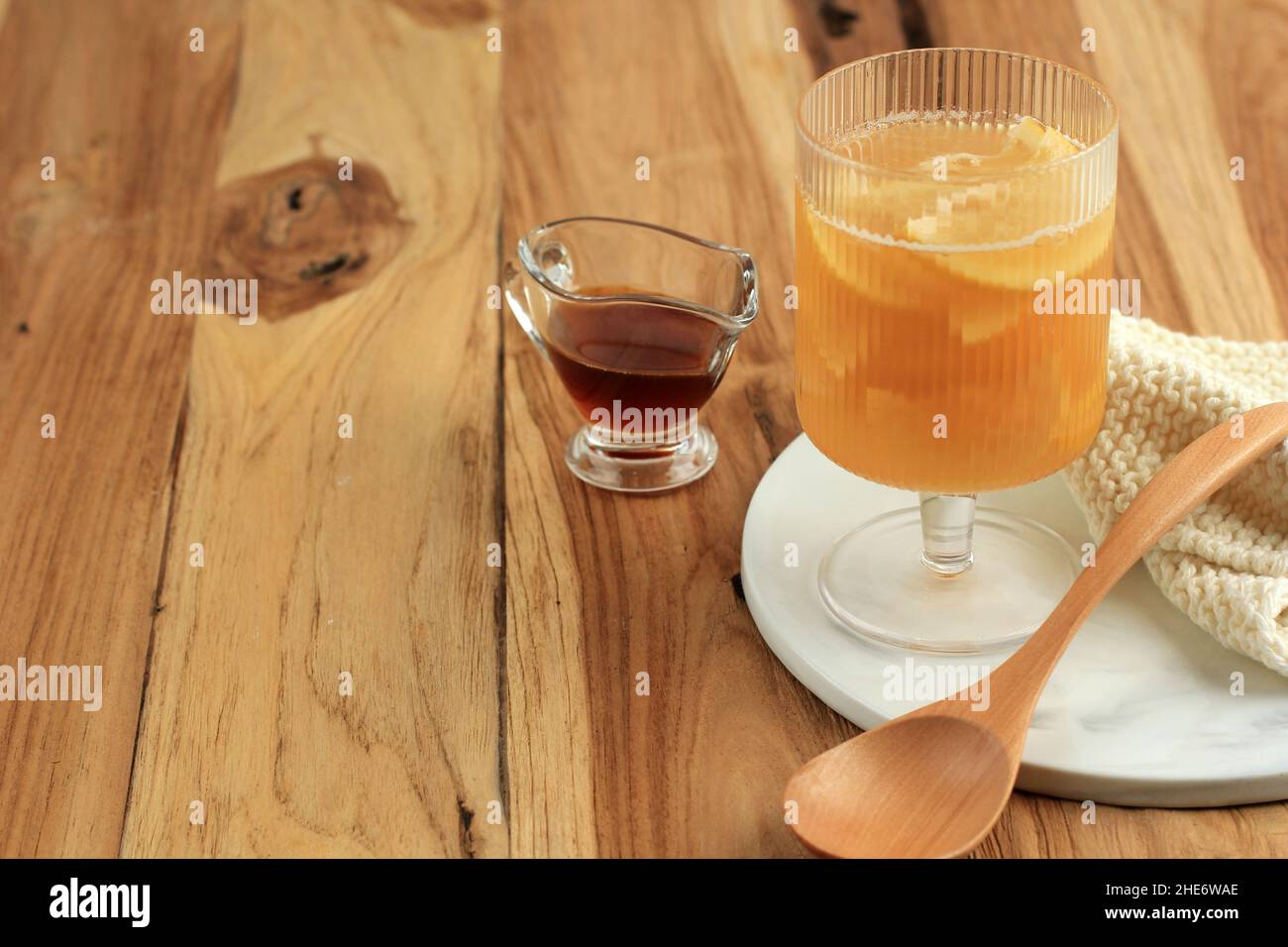 Thé yuzu à base de confiture d'agrumes et de miel de Yuzu.Yuja-Chhong est une marmelade à base de Yuzu Zest, de jus et de miel.Sur une table en bois Banque D'Images