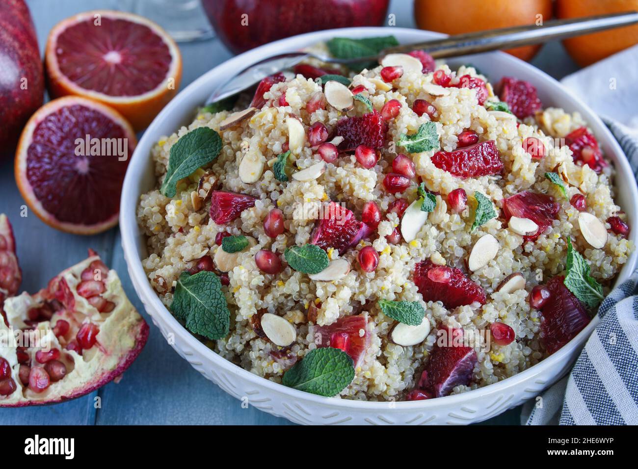 Au-dessus d'un déjeuner sain ou d'un dîner d'une salade de quinoa végétarienne / marocaine avec menthe, grenade et oranges de sang.Mise au point sélective avec flou pour Banque D'Images