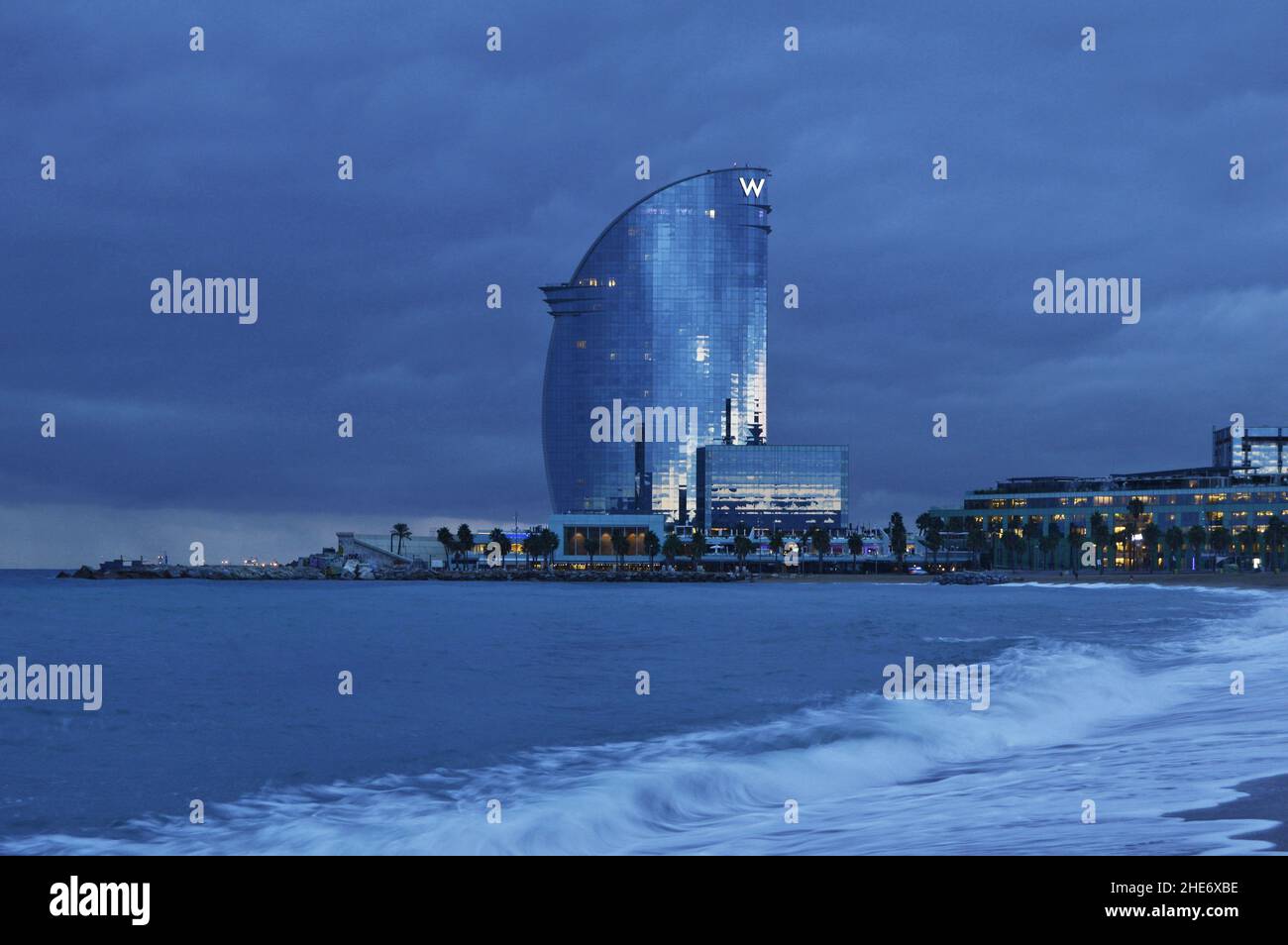 W Barcelona - Hotel Vela (Sail Hotel) un site d'architecture moderne à l'aube, situé dans le quartier Barceloneta de Barcelone en Espagne. Banque D'Images