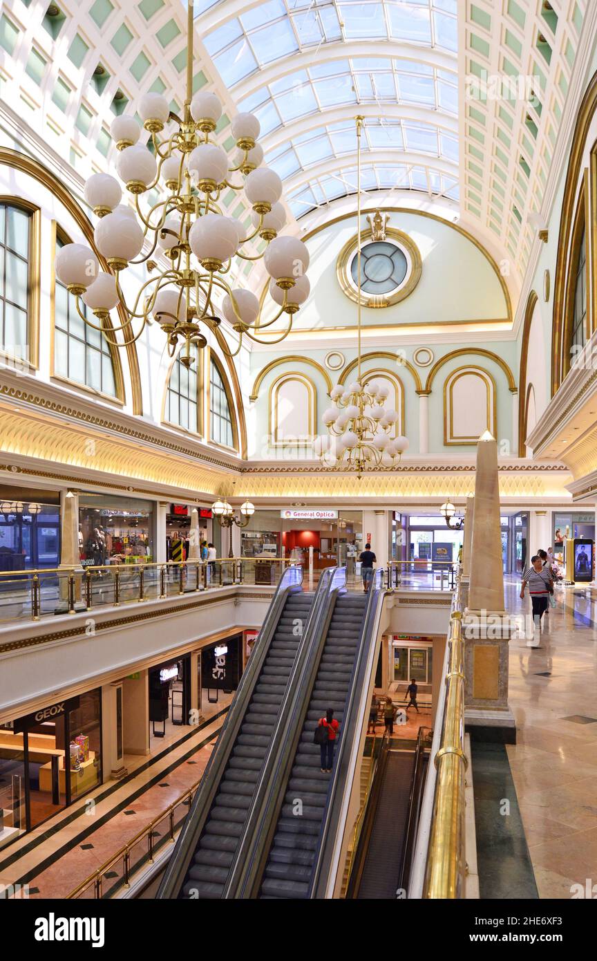 Centro Comercial Gran via 2 - intérieur moderne du centre commercial, passage principal avec escaliers mécaniques. Situé à l'Hospitalet de Llobregat Barcelone Espagne. Banque D'Images