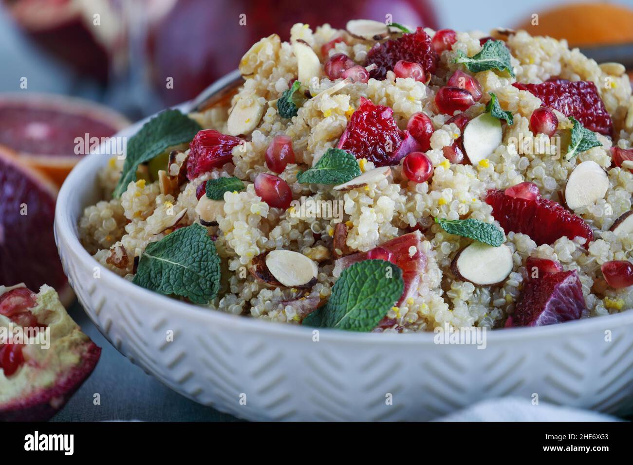 Un déjeuner ou un dîner sain d'une salade de quinoa végétarienne / marocaine à la menthe, à la grenade et aux oranges sanguines.Mise au point sélective avec front flou Banque D'Images