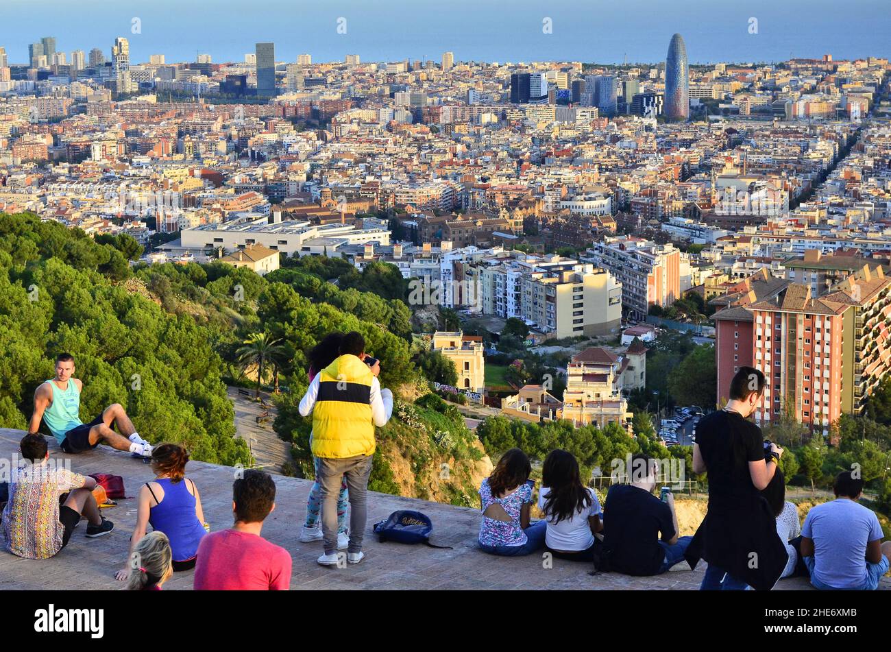 Les jeunes profitent de la vue nocturne sur la ville de Barcelone depuis la colline de Turo de la Rovira, Barcelone Catalogne Espagne. Banque D'Images