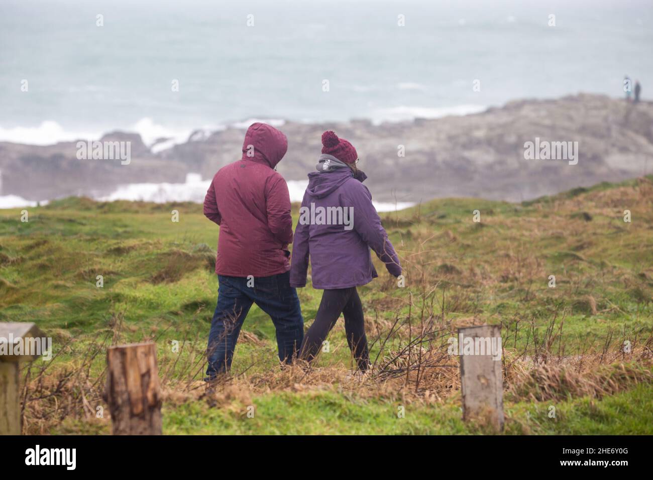 Godrevy,Cornwall,9th janvier 2022,les gens de l'hôtel pour une promenade matinale sur une journée grise, humide et lugubre à Godrevy,Cornwall.Étonnamment, quelques personnes marchaient le long des falaises pour regarder les phoques et le phare de Godrevy même si la température était un 9C froid, mais avec le facteur de vent il a été beaucoup plus froid.Credit: Keith Larby/Alay Live News Banque D'Images