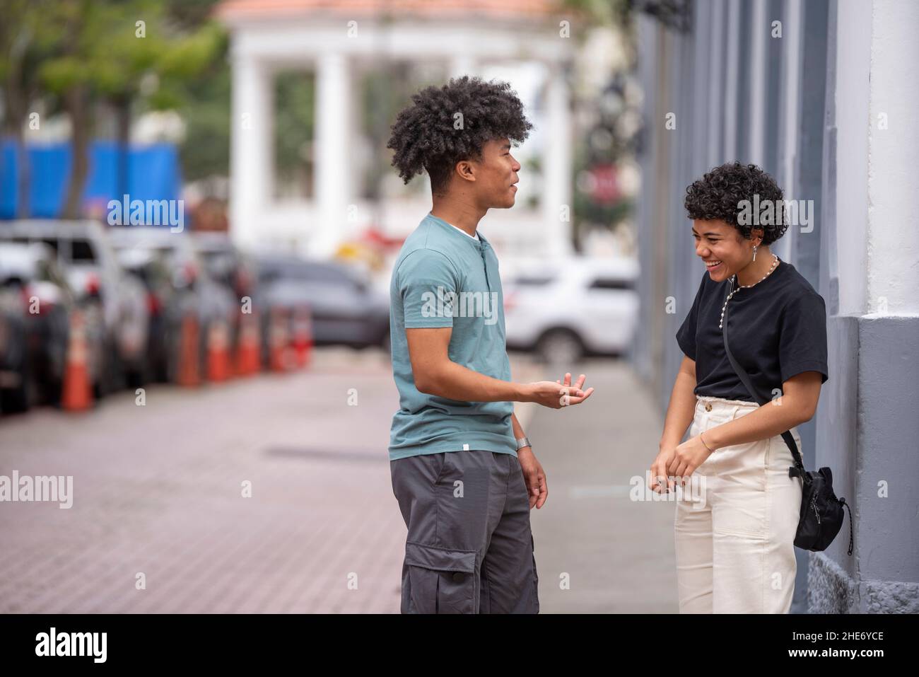 La jeunesse hispanique bavarde sur le trottoir, Panama City Banque D'Images
