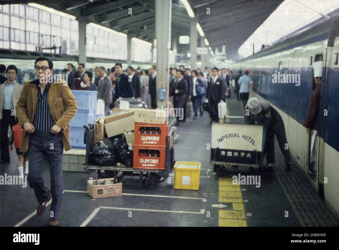 Passagers à la gare, Shinkansen, Japon, années 1970 Banque D'Images