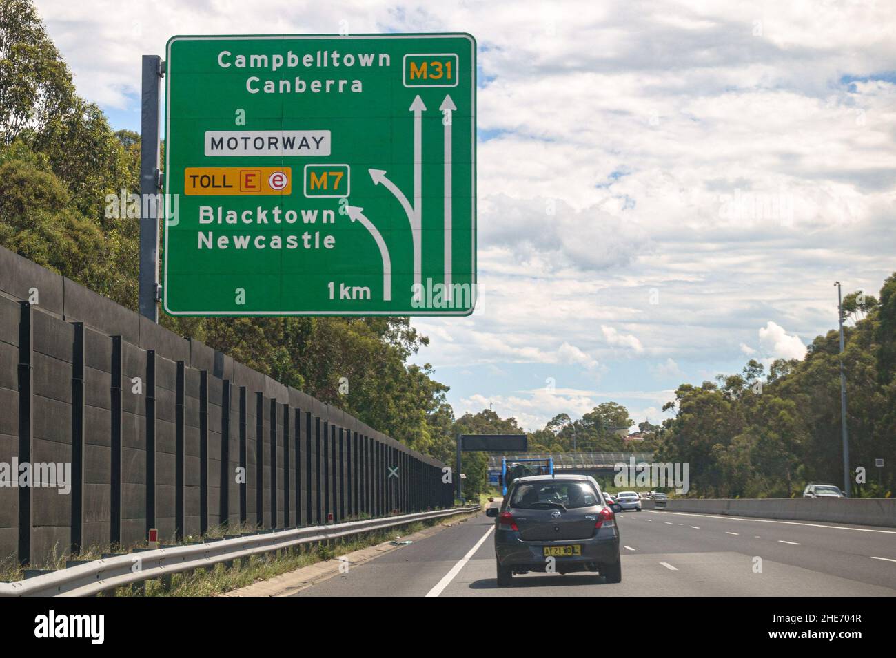 Un panneau de signalisation à l'approche de la division M7 / M31 sur l'autoroute M5 à Sydney Banque D'Images