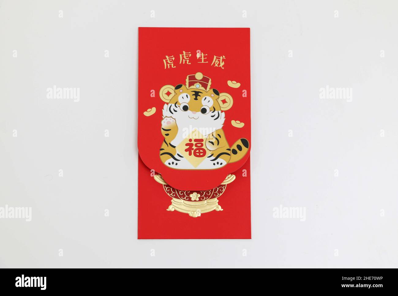 Enveloppe rouge nouvel an chinois avec le dessin de l'année tigre, les caractères chinois se traduit par la bénédiction des gens avec la vigueur et la vitalité d'un tigre Banque D'Images