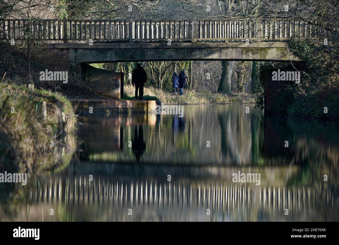 Les gens marchent le long d'un chemin de remorquage à côté du canal de Basingstoke près de l'église Crookham dans le Hampshire.Date de la photo: Dimanche 9 janvier 2022. Banque D'Images