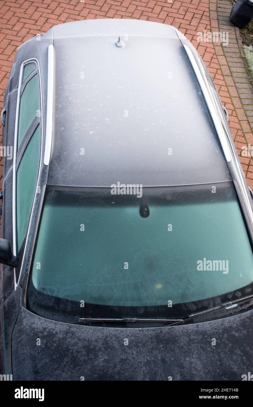 Vue de haut en bas d'une voiture recouverte de givre Banque D'Images