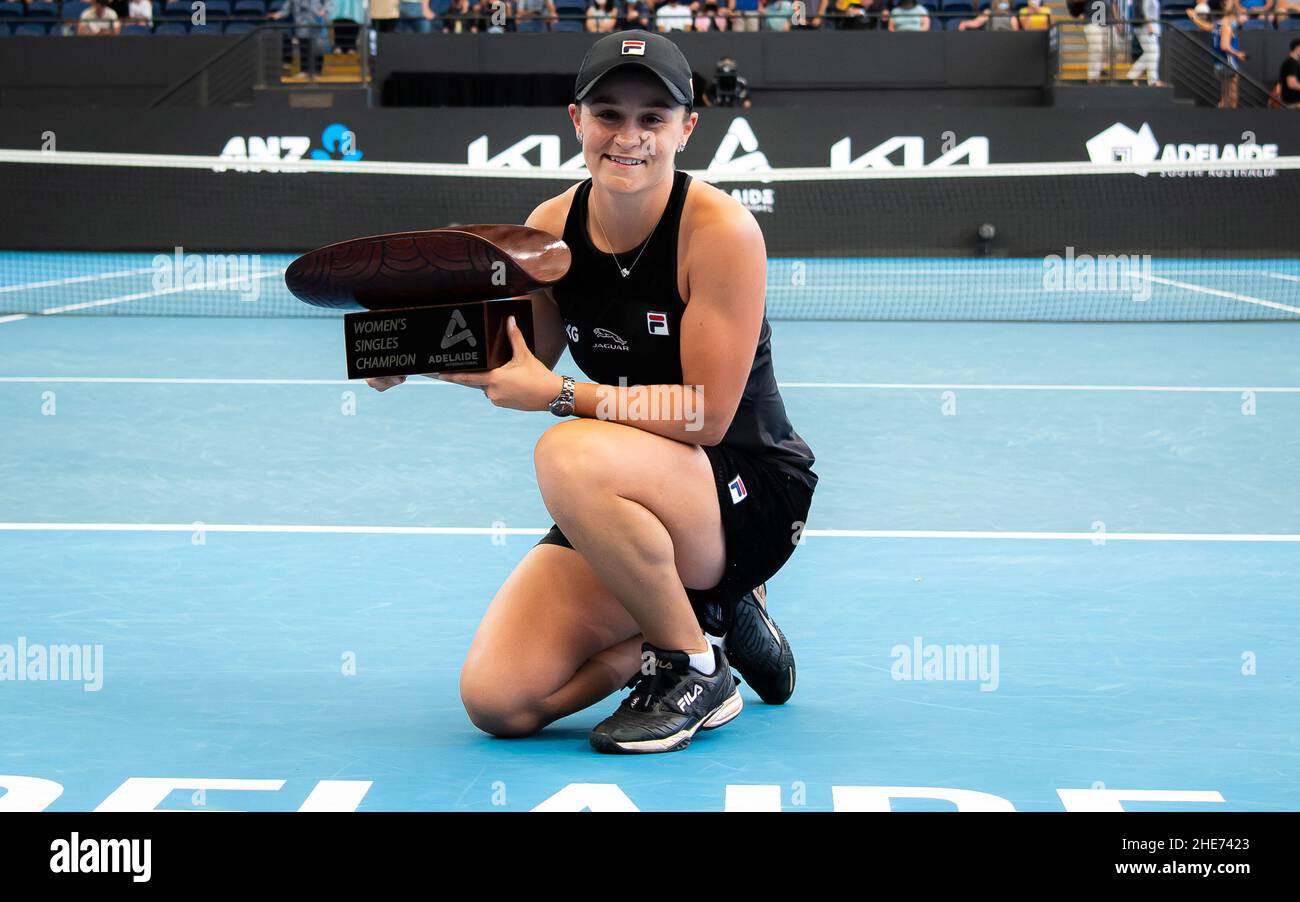 Ashleigh Barty d'Australie avec le trophée des champions après la