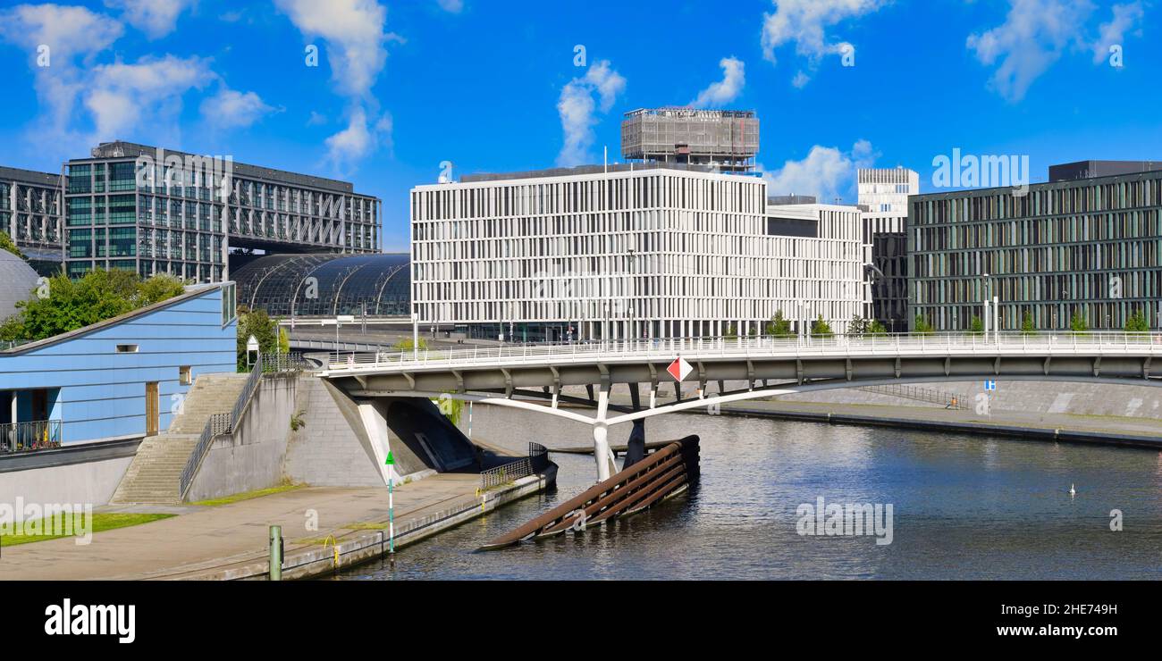 Bâtiments d'affaires le long de la Spree, quartier du gouvernement à Berlin Mitte, Berlin, Allemagne Banque D'Images