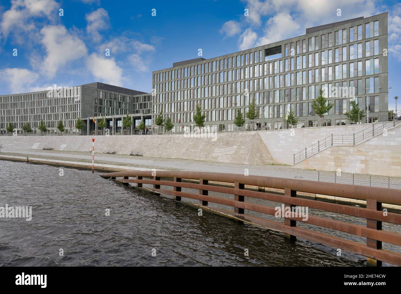 Bureaux modernes le long de la rivière Spree, quartier du gouvernement, Tiergarten, Berlin, Allemagne Banque D'Images