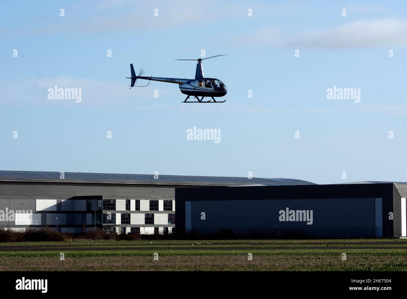 Hélicoptère Robinson R44 Raven II (G-ORBK) à Wellesbourne Airfield, Warwickshire, Royaume-Uni Banque D'Images