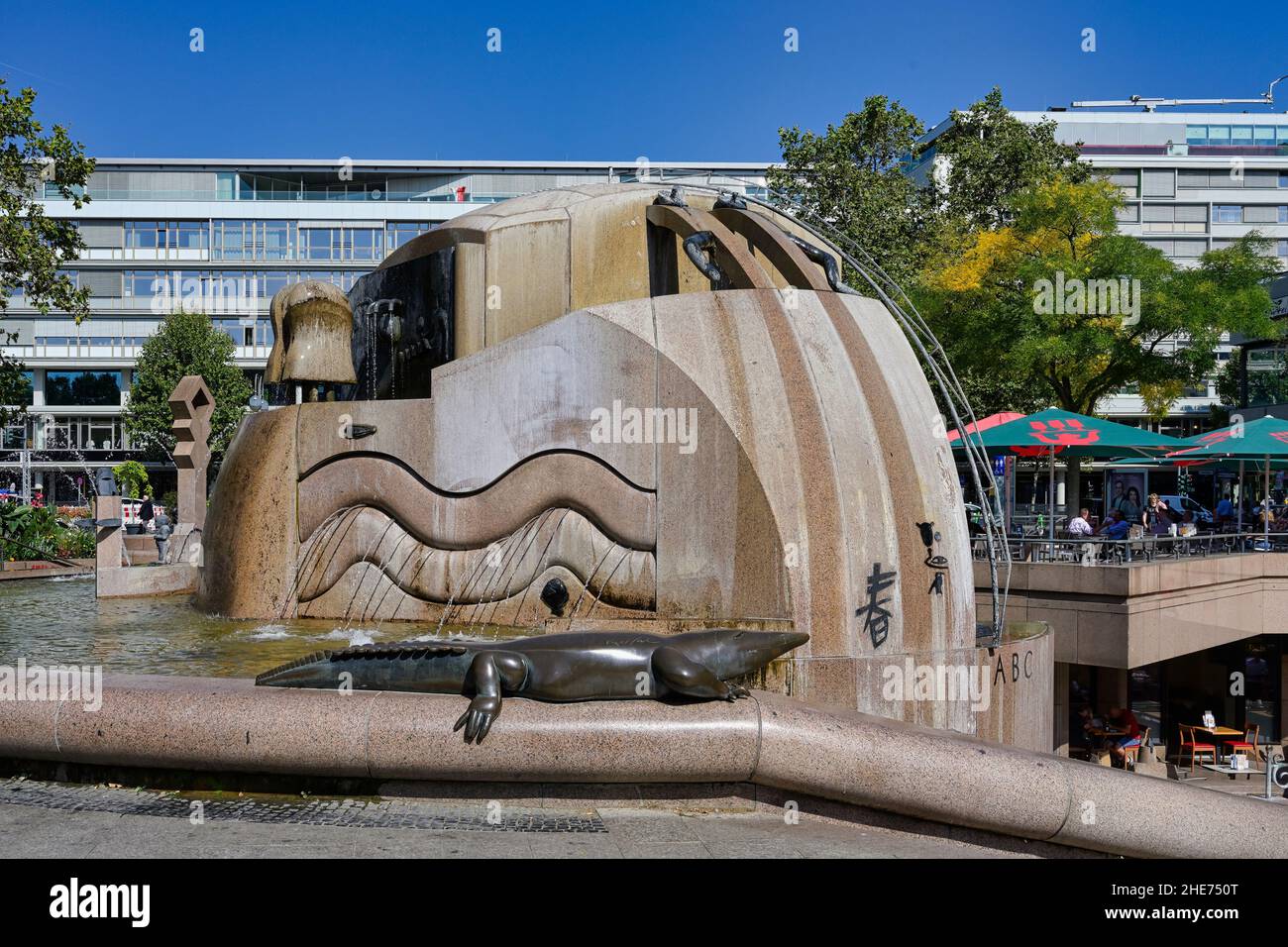 World Globe Fountain, Fontaine représentant la Terre, Breitscheidplatz, Charlottenburg, Berlin, Allemagne Banque D'Images