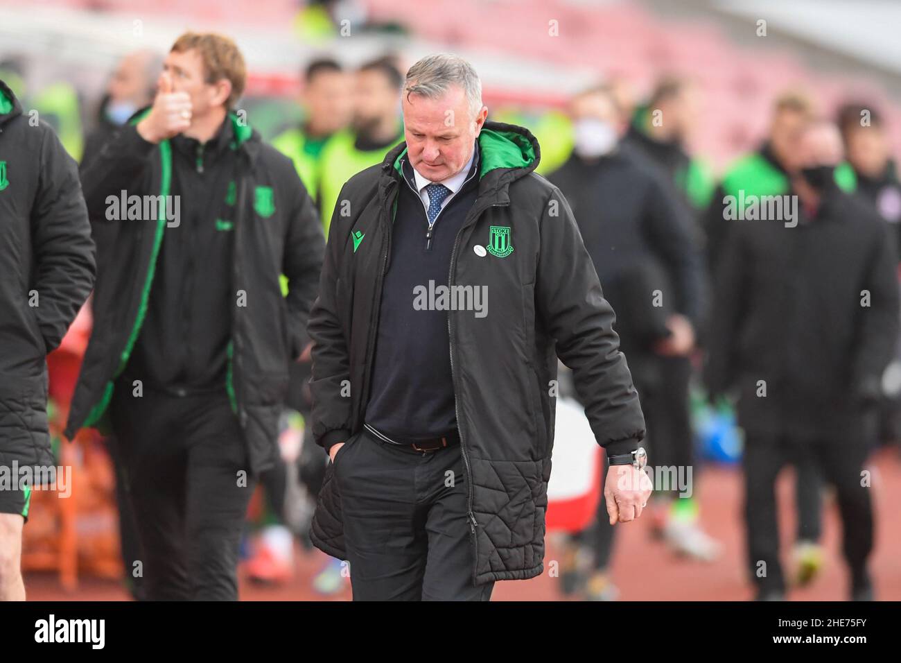 Michael O'Neill, directeur de Stoke City, se dirige vers l'extérieur pour donner une demi-discussion à son équipe après avoir vu ses côtés prendre une avance de 1-0 contre Leyton Orient Banque D'Images