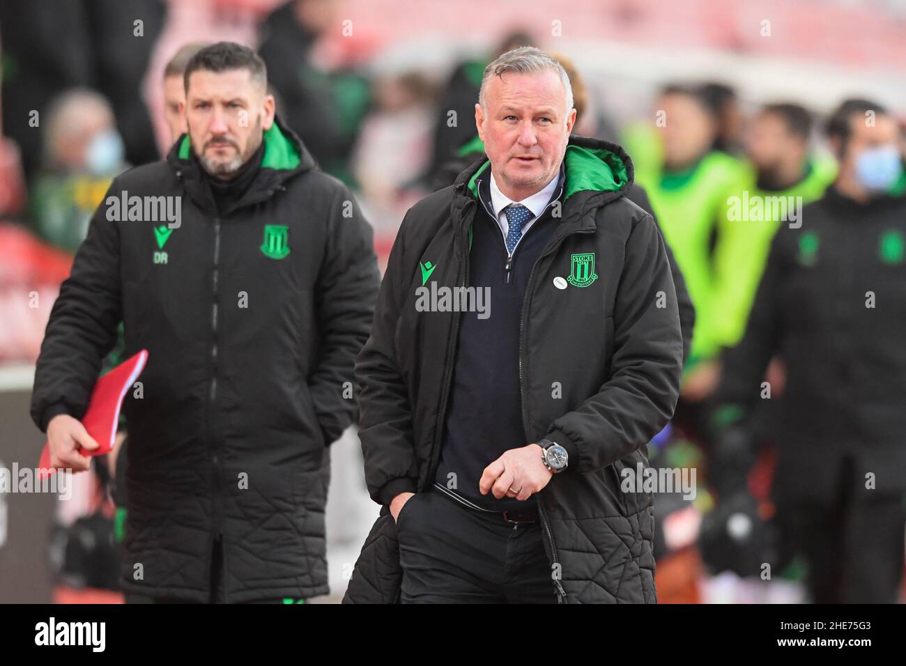 Michael O'Neill, directeur de Stoke City, se dirige vers l'extérieur pour donner une demi-discussion à son équipe après avoir vu ses côtés prendre une avance de 1-0 contre Leyton Orient Banque D'Images