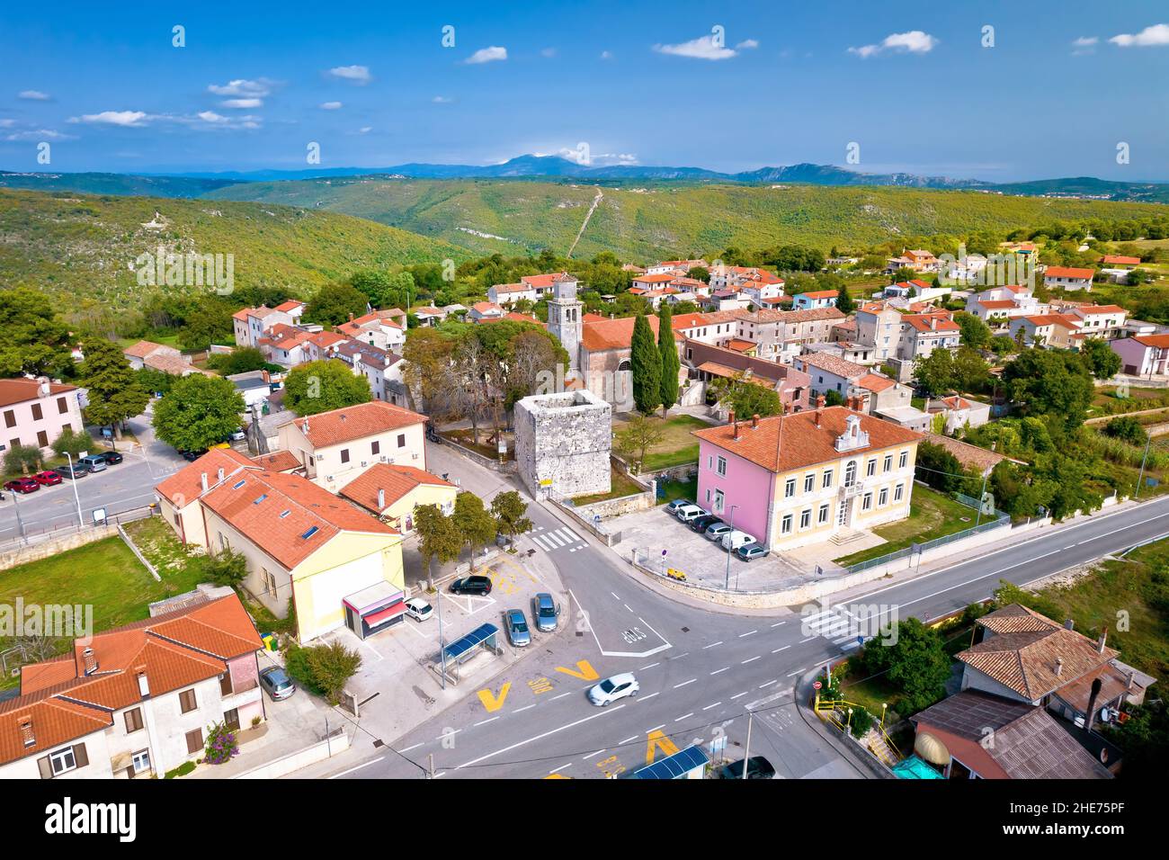 Ville de Barban sur la colline pittoresque de l'Istrie vue aérienne, région verte de l'Istrie de Croatie Banque D'Images