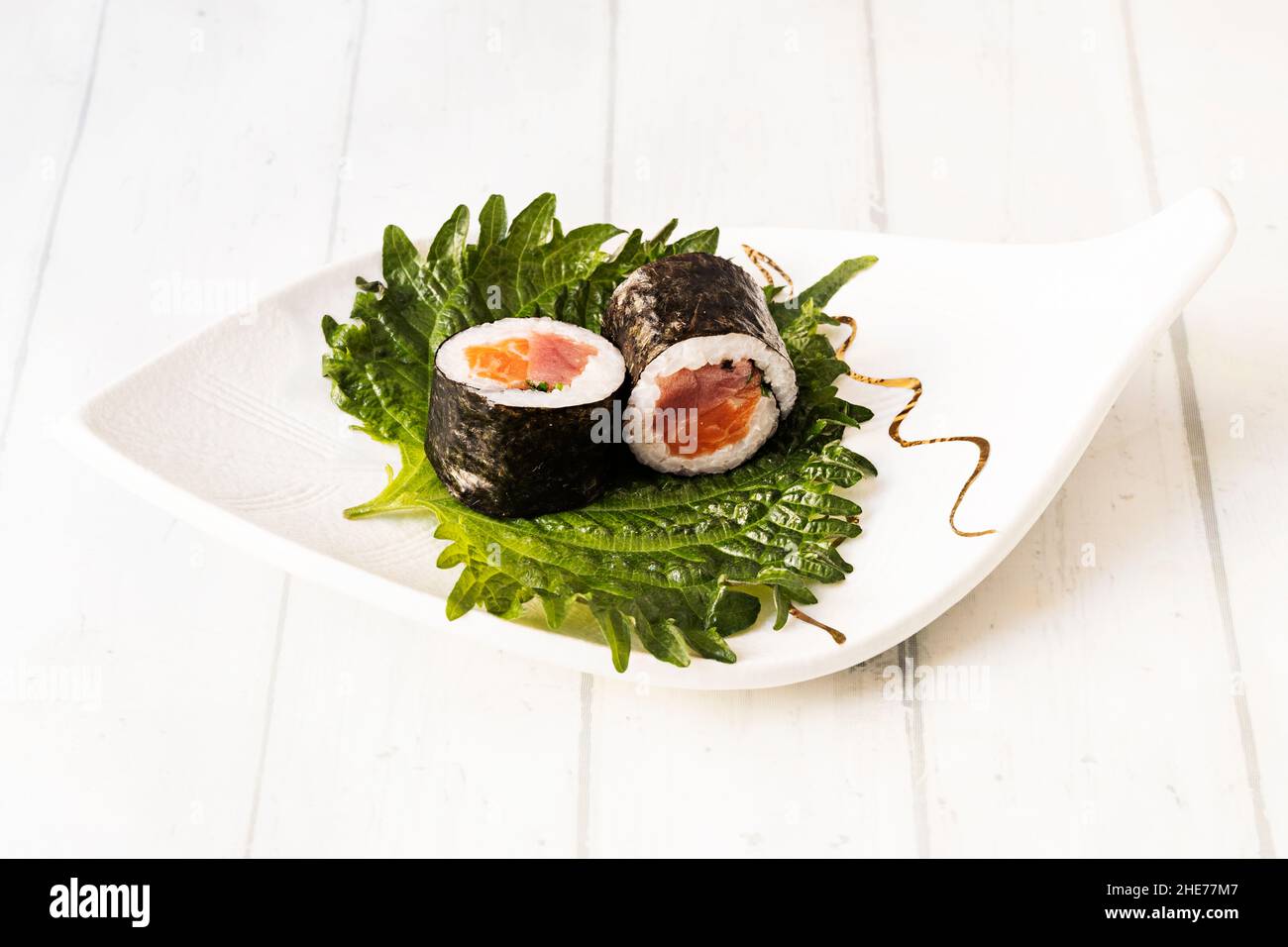 Super roulés maki de thon rouge et saumon norvégien avec riz blanc et algue nori Banque D'Images
