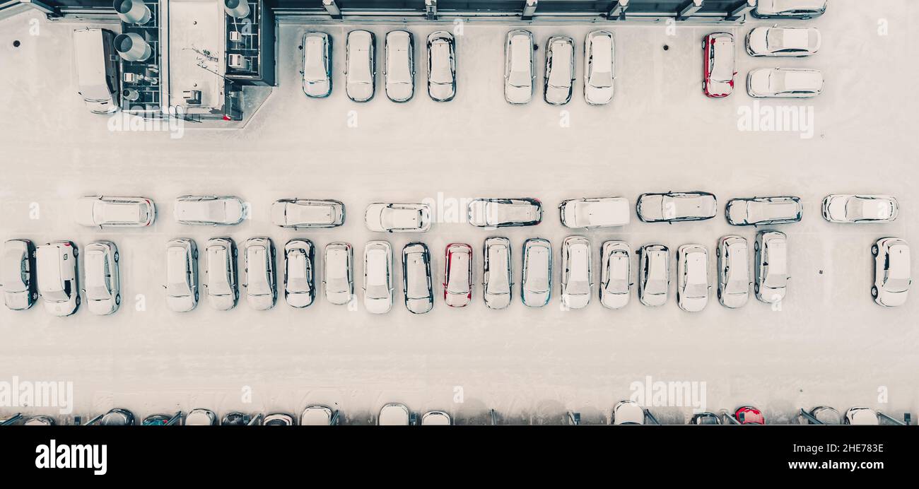 Vue aérienne du dessus voitures garrées couvertes de neige.Beaucoup de voitures enneigées sur le parking à la chute de neige d'hiver. Banque D'Images
