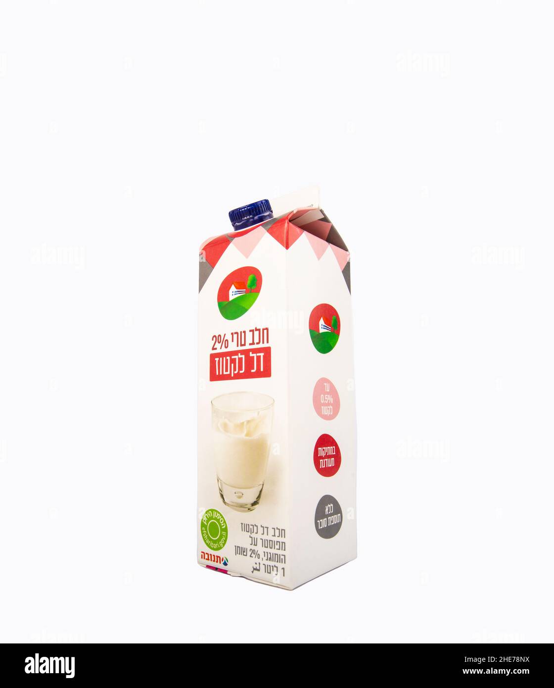 RISHON LE ZION, ISRAËL-8 JANVIER 2022: Illustration Editorial d'un carton de lait de marque Tnuva 2 pour cent Banque D'Images