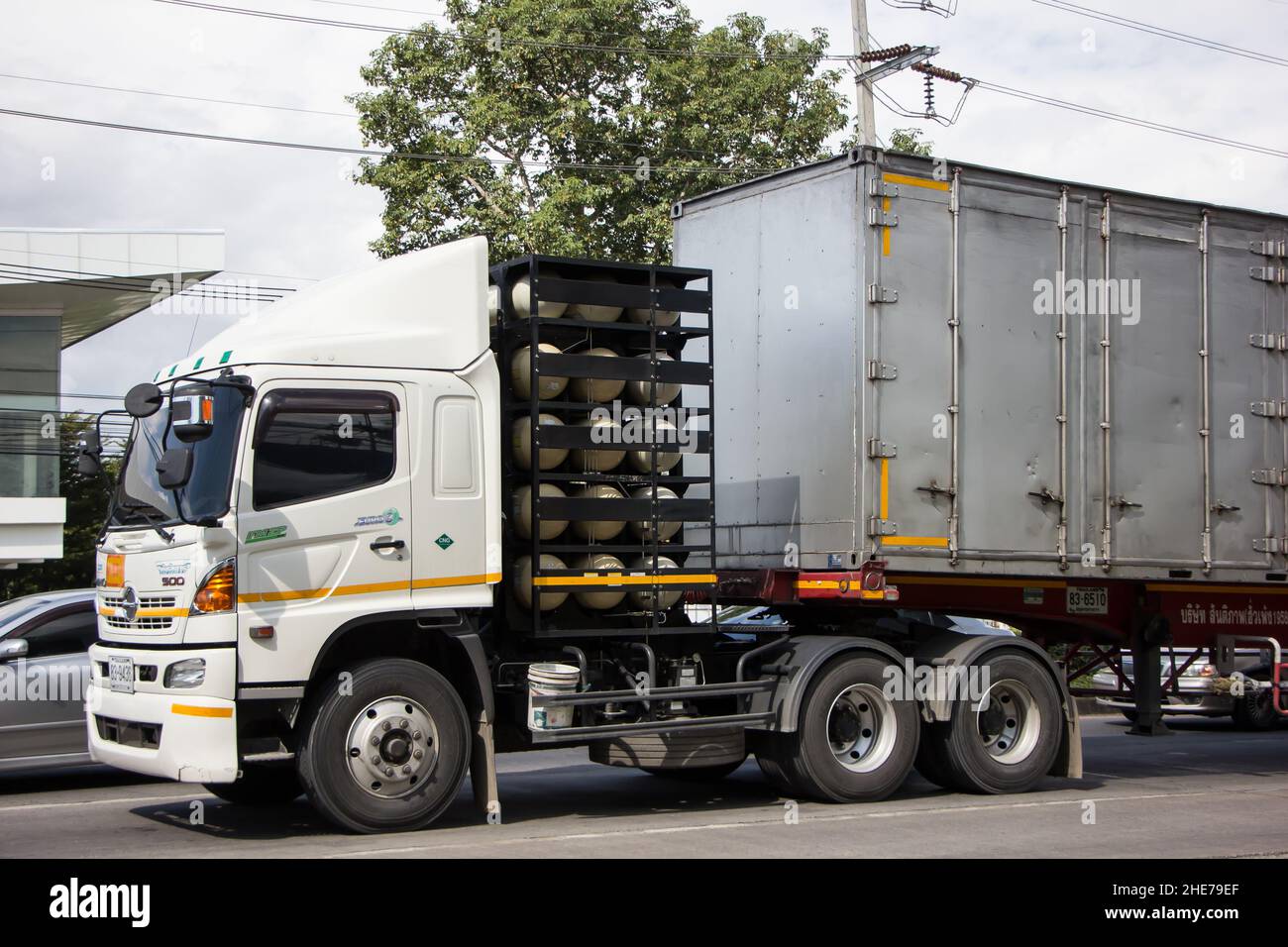 Chiangmai, Thaïlande - novembre 24 2021 : camion-remorque de la compagnie Santipab.Photo sur la route n°1001 à environ 8 km du centre ville, thaïlande Banque D'Images