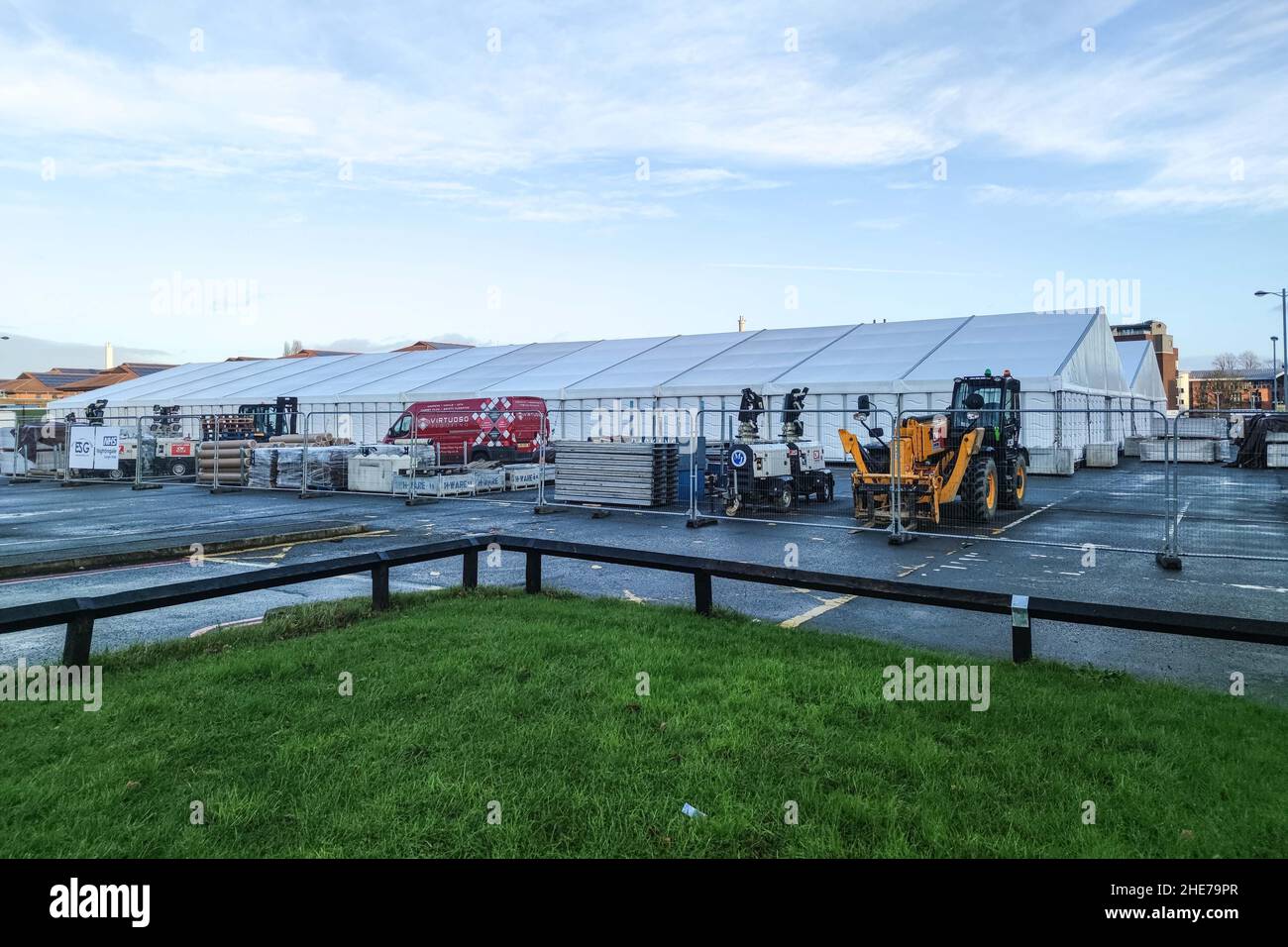 Solihull, Royaume-Uni. 9 janvier 2022. Le NHS Nightingale Surge Hub prend forme dans le parking de l'hôpital Solihull sur Lode Lane, West Midlands. Le carrefour, composé de deux immenses chapiteaux, sera doté d’infirmières et de consultants, ainsi que de travailleurs cliniques et non cliniques et s’occupera de ceux qui ne sont pas assez bien pour rentrer chez eux, mais qui ont besoin d’une supervision minimale pendant leur rétablissement au COVID-19. Y compris Solihull, huit emplacements ont été choisis en Angleterre pour les structures temporaires COVID. Photo par crédit : arrêter presse Media/Alamy Live News Banque D'Images