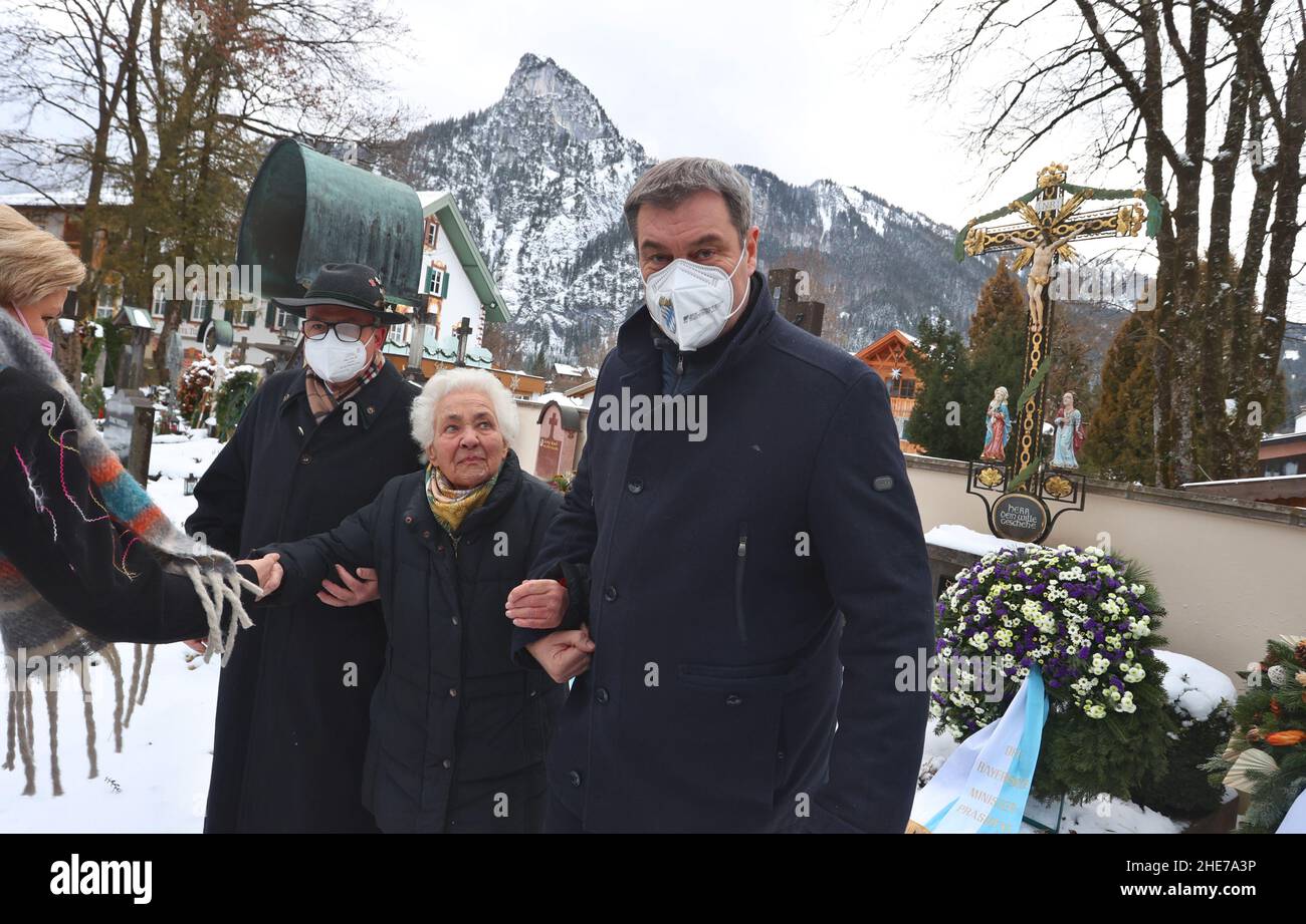 Oberammergau, Allemagne.09th janvier 2022.Markus Söder, ministre-président bavarois (CSU, r), soutient la veuve de Max Streibl, Irmingard Streibl, près de son fils Florian Streibl, après une cérémonie de commémoration de l'anniversaire 90th de l'ancien ministre-président bavarois, Max Streibl, au cimetière local.Credit: Karl-Josef Hildenbrand/dpa/Alay Live News Banque D'Images
