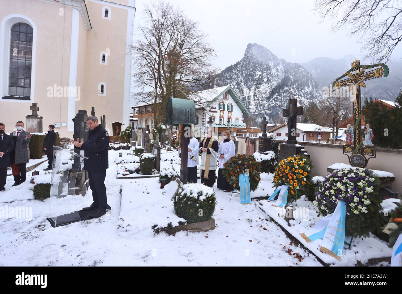 Oberammergau, Allemagne.09th janvier 2022.Markus Söder, ministre-président bavarois (CSU), s'exprime devant la tombe de l'ancien ministre-président bavarois Max Streibl lors d'un événement commémoratif marquant le 90th anniversaire de sa naissance au cimetière local.Credit: Karl-Josef Hildenbrand/dpa/Alay Live News Banque D'Images