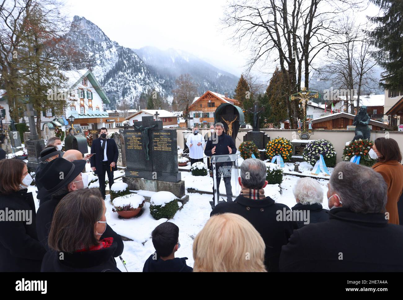 Oberammergau, Allemagne.09th janvier 2022.Markus Söder, ministre-président bavarois (CSU), s'exprime devant la tombe de l'ancien ministre-président bavarois Max Streibl lors d'un événement commémoratif marquant le 90th anniversaire de sa naissance au cimetière local.Credit: Karl-Josef Hildenbrand/dpa/Alay Live News Banque D'Images