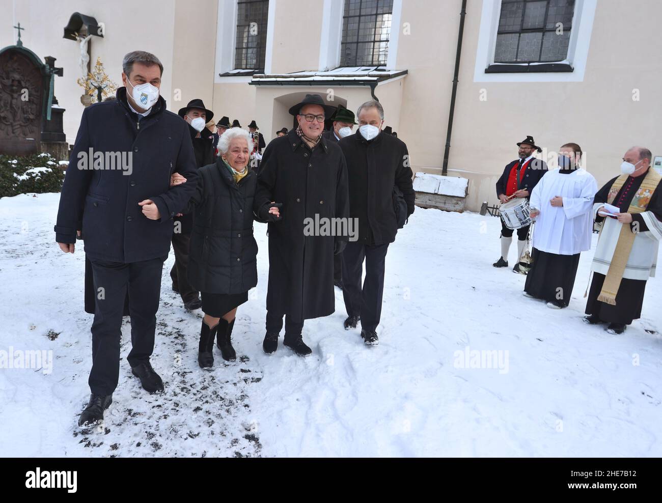 Oberammergau, Allemagne.09th janvier 2022.Markus Söder, président du ministre bavarois (CSU, l-r), Irmingard Streibl, veuve de Max Streibl, et son fils Florian Streibl se réunissent pour commémorer l'anniversaire de l'anniversaire de l'ancien président du ministre bavarois Max Streibl en 90th au cimetière local.Credit: Karl-Josef Hildenbrand/dpa/Alay Live News Banque D'Images