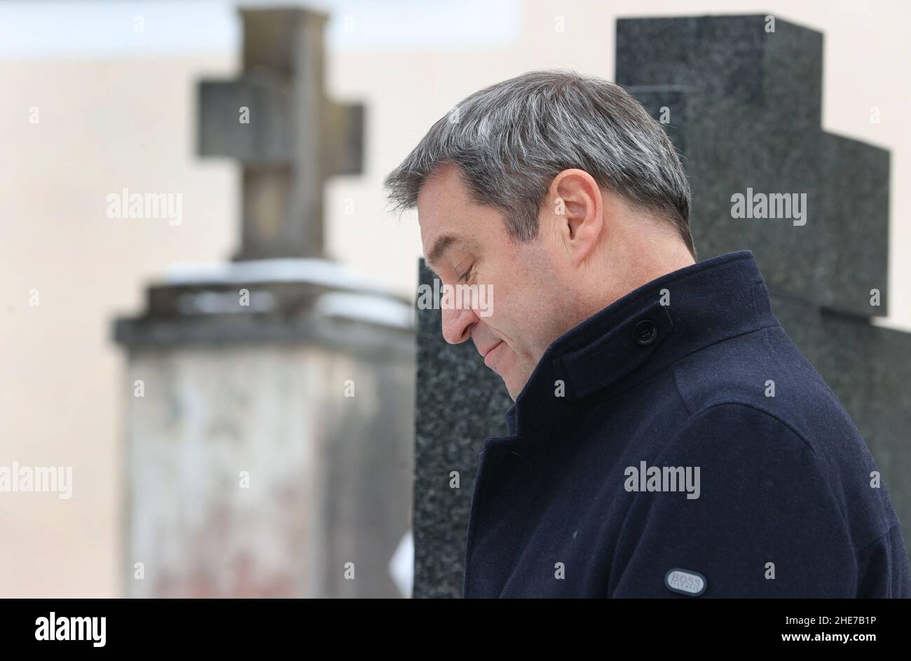 Oberammergau, Allemagne.09th janvier 2022.Markus Söder, ministre-président bavarois (CSU), s'exprime devant la tombe de l'ancien ministre-président bavarois Max Streibl lors d'un événement commémoratif marquant le 90th anniversaire de sa naissance au cimetière local.Credit: Karl-Josef Hildenbrand/dpa/Alay Live News Banque D'Images