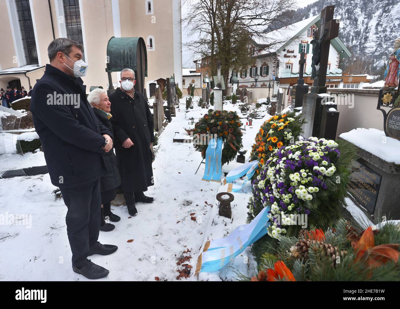Oberammergau, Allemagne.09th janvier 2022.Markus Söder, Premier ministre bavarois (CSU) et Ilse Aigner, président du Parlement bavarois (CSU), se tiennent devant la tombe de l'ancien Premier ministre bavarois Max Streibl lors d'un événement commémoratif marquant le 90th anniversaire de sa naissance au cimetière de la ville.Credit: Karl-Josef Hildenbrand/dpa/Alay Live News Banque D'Images