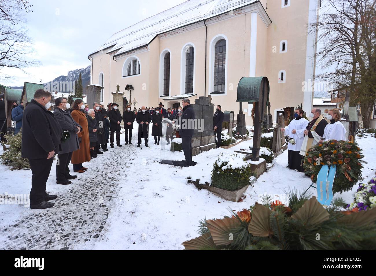 Oberammergau, Allemagne.09th janvier 2022.Markus Söder, ministre-président bavarois (CSU), s'exprime devant la tombe de l'ancien ministre-président bavarois Max Streibl lors d'un événement commémoratif marquant le 90th anniversaire de sa naissance au cimetière local.Credit: Karl-Josef Hildenbrand/dpa/Alay Live News Banque D'Images