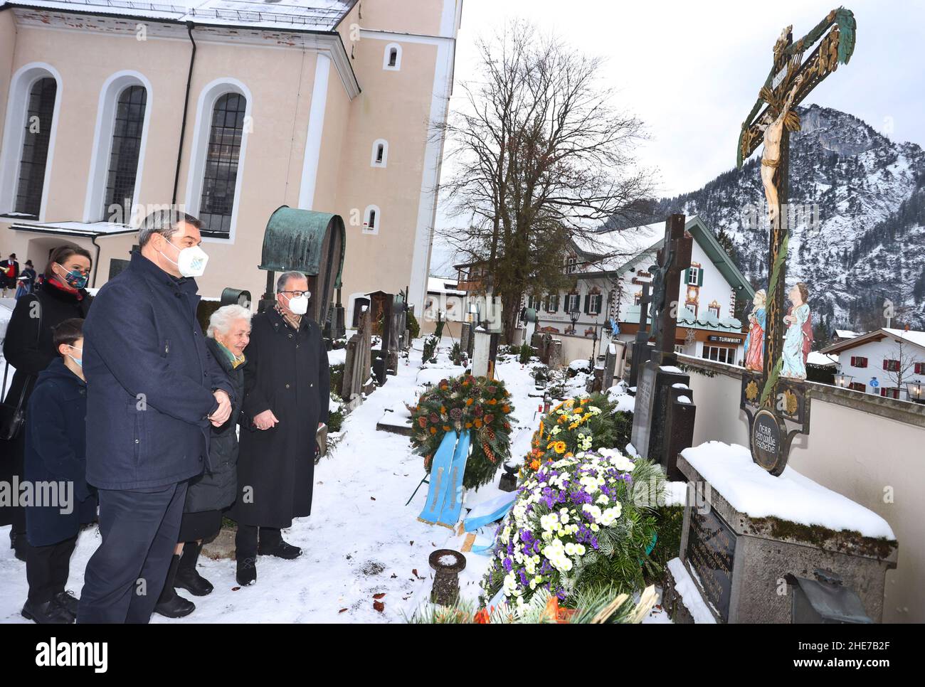 Oberammergau, Allemagne.09th janvier 2022.Ilse Aigner, Président du Parlement d'État bavarois (CSU, l-r), Markus Söder, Président du ministre bavarois (CSU),La veuve de Max Streibl Irmingard Streibl et son fils Florian Streibl se tiennent ensemble devant la tombe de Max Streibl lors d'une cérémonie de commémoration de l'anniversaire de l'ancien ministre bavarois Max Streibl en 90th, au cimetière local.Credit: Karl-Josef Hildenbrand/dpa/Alay Live News Banque D'Images