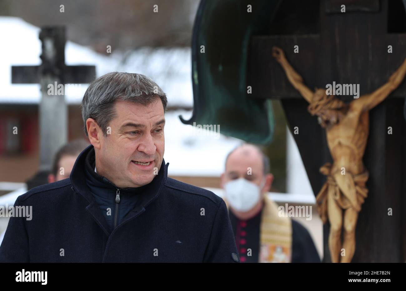 Oberammergau, Allemagne.09th janvier 2022.Markus Söder, ministre-président bavarois (CSU), s'exprime devant la tombe de l'ancien ministre-président bavarois Max Streibl lors d'un événement commémoratif marquant le 90th anniversaire de sa naissance au cimetière local.Credit: Karl-Josef Hildenbrand/dpa/Alay Live News Banque D'Images