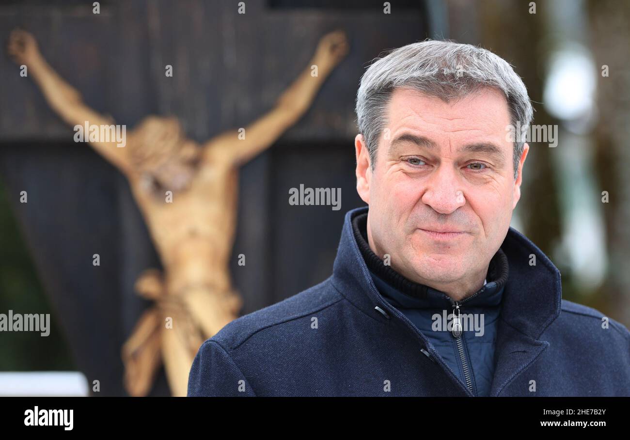 Oberammergau, Allemagne.09th janvier 2022.Markus Söder, ministre-président bavarois (CSU), s'exprime devant la tombe de l'ancien ministre-président bavarois Max Streibl lors d'un événement commémoratif marquant le 90th anniversaire de sa naissance au cimetière local.Credit: Karl-Josef Hildenbrand/dpa/Alay Live News Banque D'Images