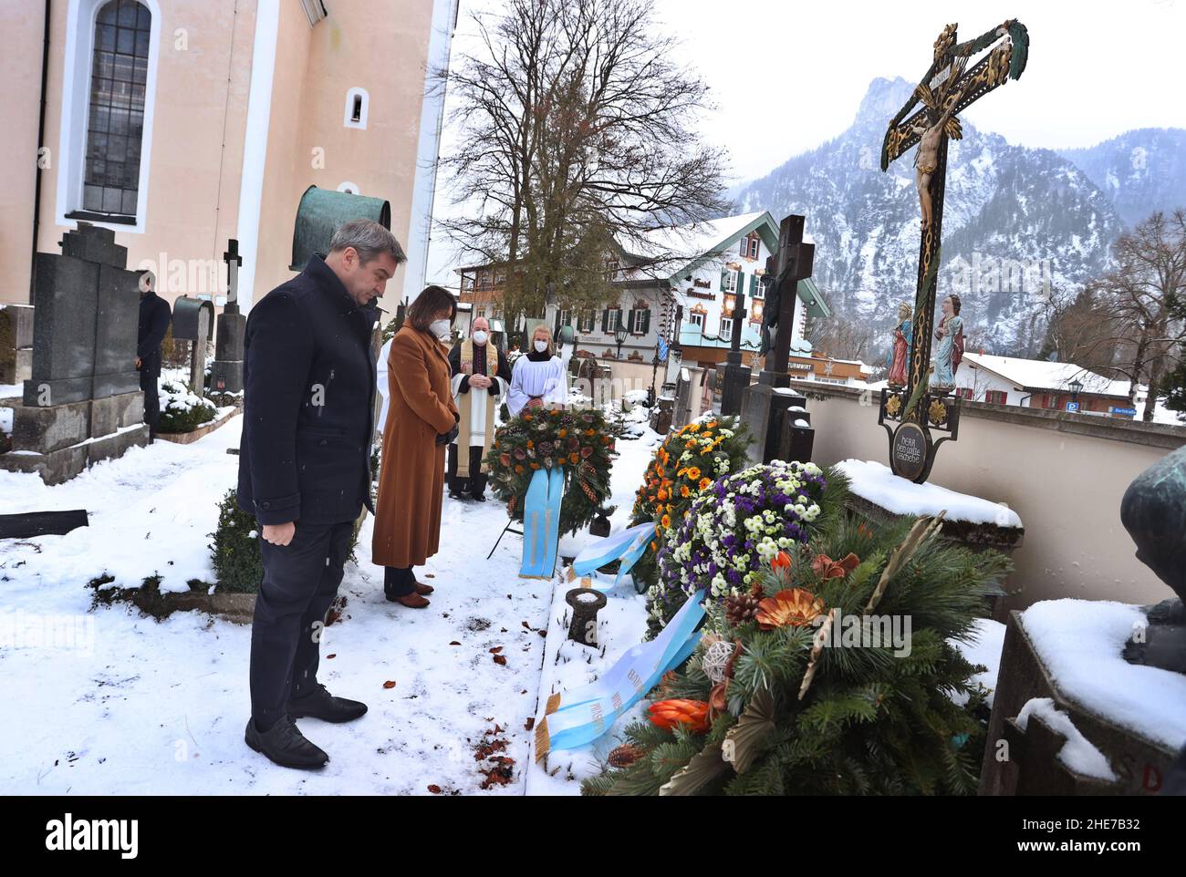 Oberammergau, Allemagne.09th janvier 2022.Markus Söder, Premier ministre bavarois (CSU) et Ilse Aigner, président du Parlement bavarois (CSU), se tiennent devant la tombe de l'ancien Premier ministre bavarois Max Streibl lors d'un événement commémoratif marquant le 90th anniversaire de sa naissance au cimetière de la ville.Credit: Karl-Josef Hildenbrand/dpa/Alay Live News Banque D'Images