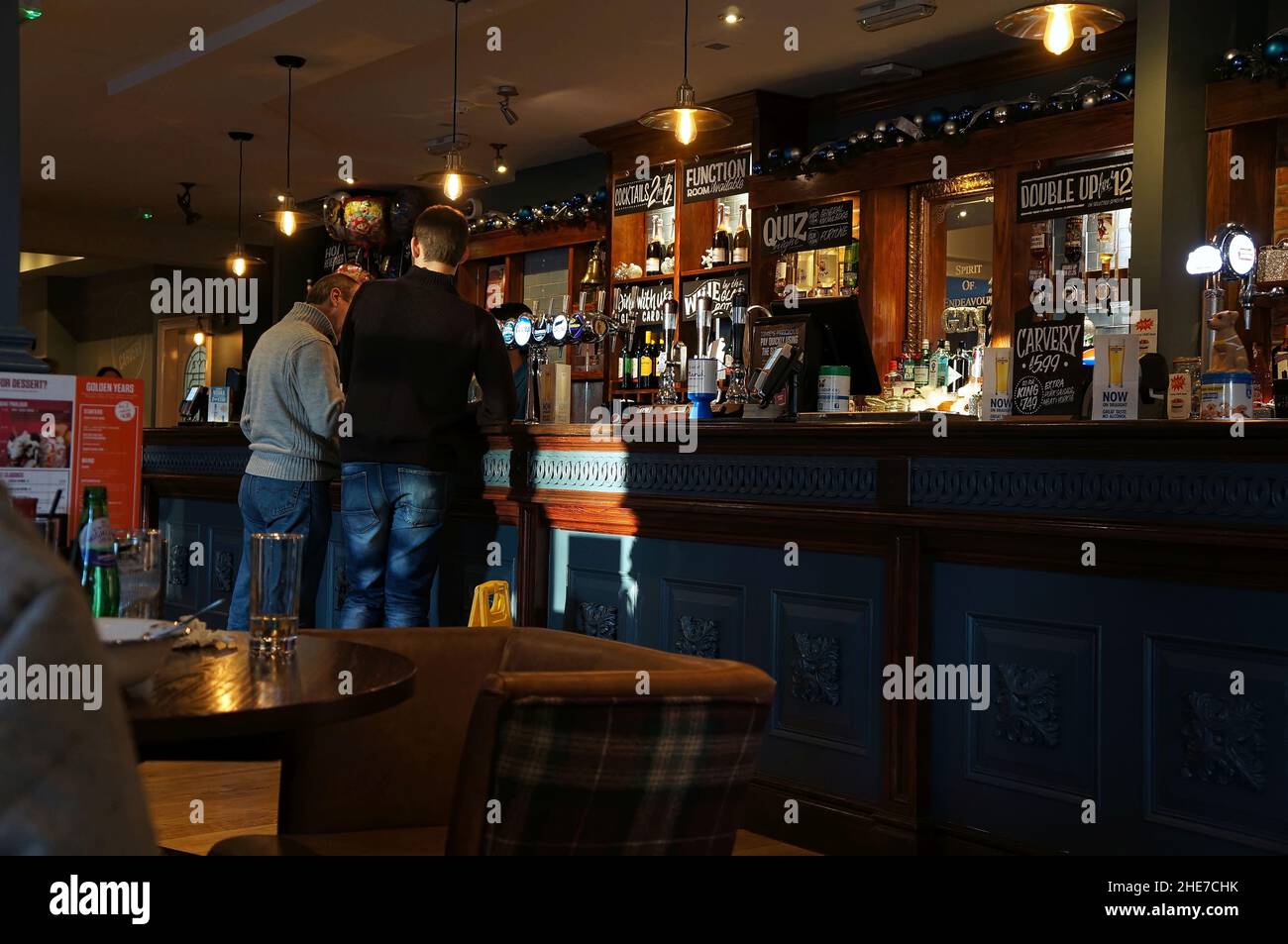 Les gens au bar à l'intérieur du restaurant pub Spirit of the Endeavour pendant la journée. Banque D'Images