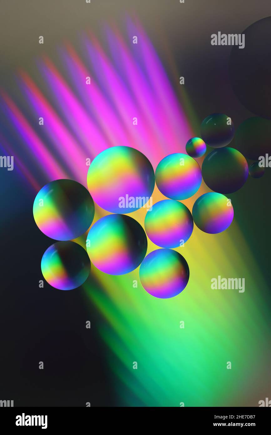 gros plan de gouttelettes d'huile apparemment colorées sur une surface d'eau Banque D'Images