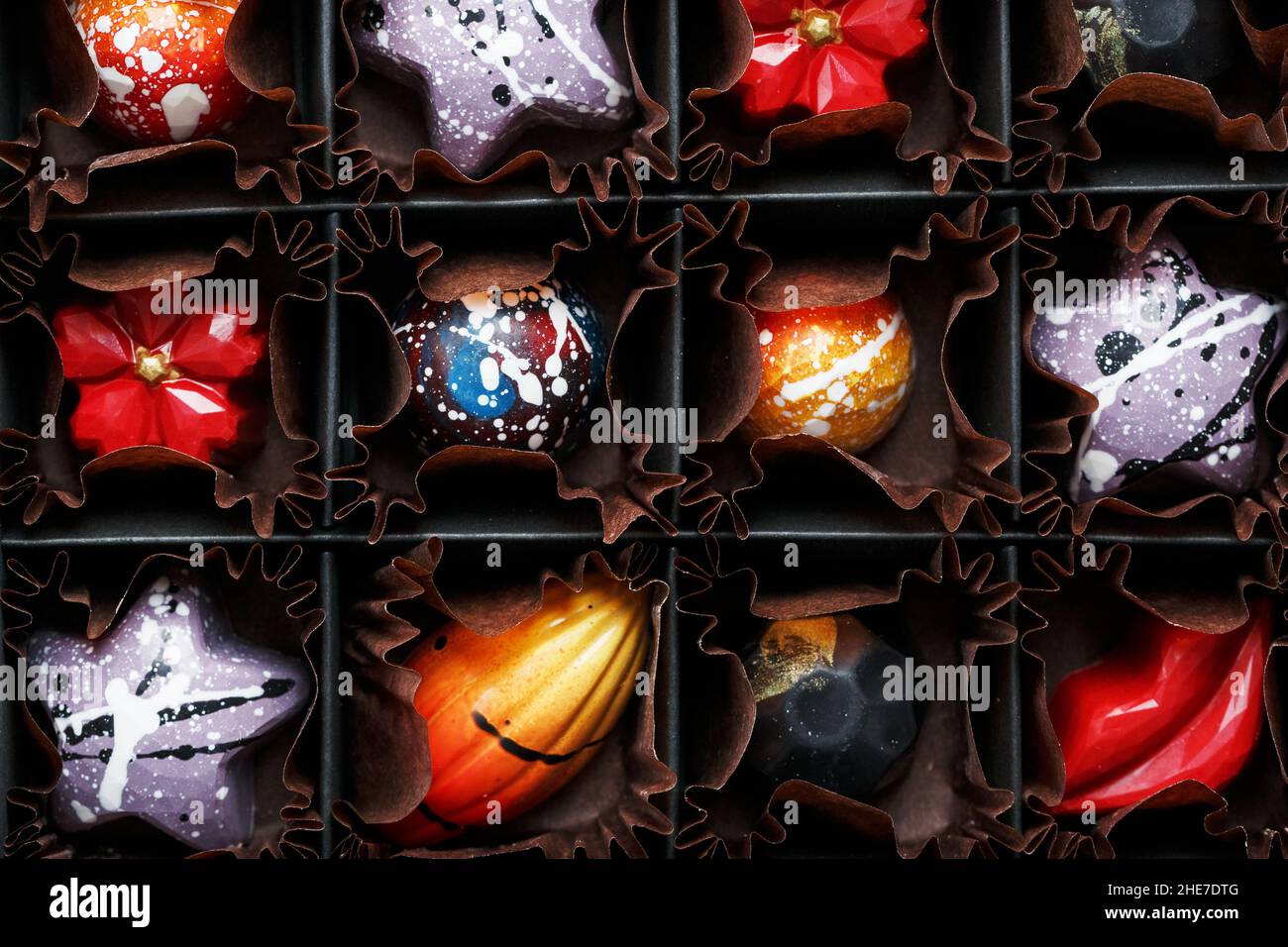 Un ensemble de chocolats artisanaux colorés exclusifs dans un forfait. Banque D'Images