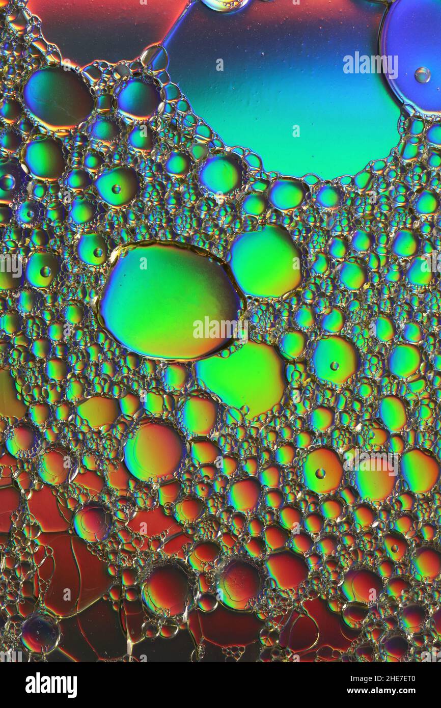 l'huile tombe sur une surface d'eau, un arrière-plan coloré semblable à une mosaïque Banque D'Images