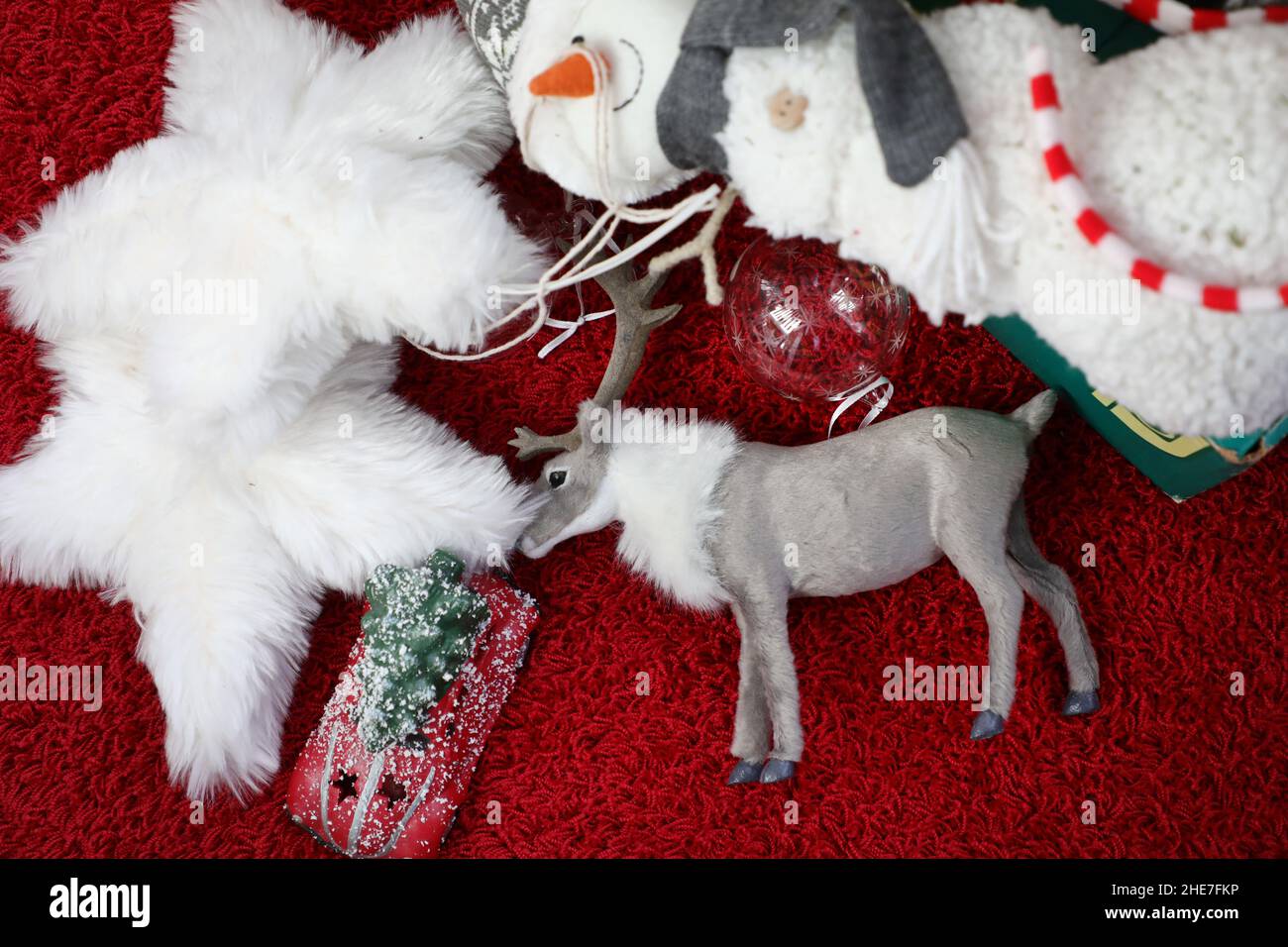 Quelqu'un qui a enlevé des décorations de Noël après les vacances de Noël, quelques jours dans la nouvelle année. Banque D'Images