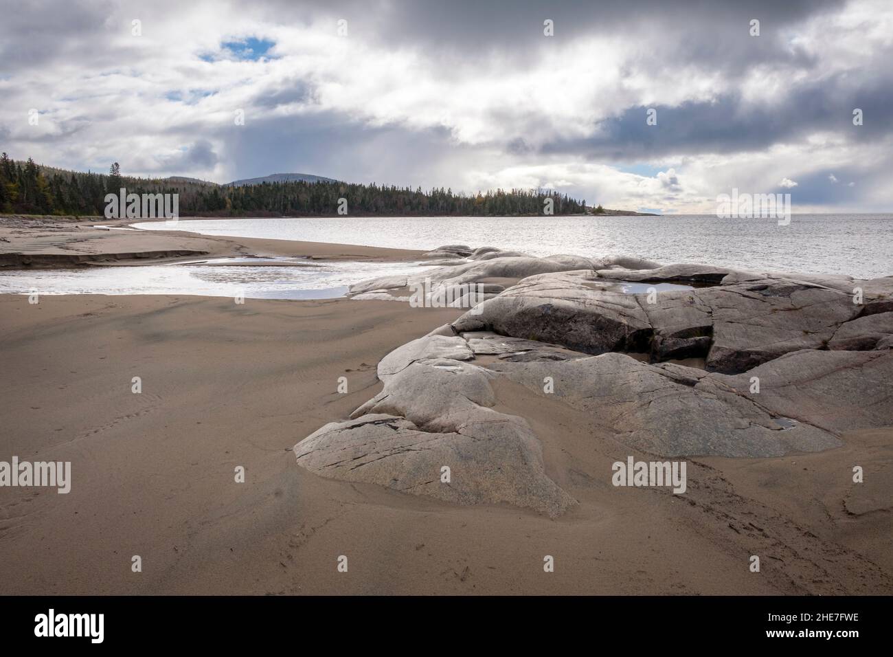 Plage au parc provincial Neys sur la rive du lac supérieur dans le nord-ouest de l'Ontario, Canada, avec granit sculpté par les glaciers. Banque D'Images