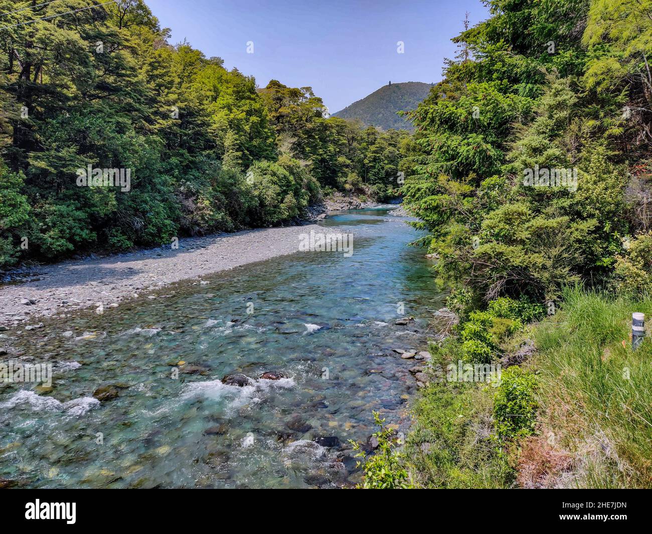 Vue panoramique sur une rivière tranquille qui traverse les rochers et les forêts Banque D'Images