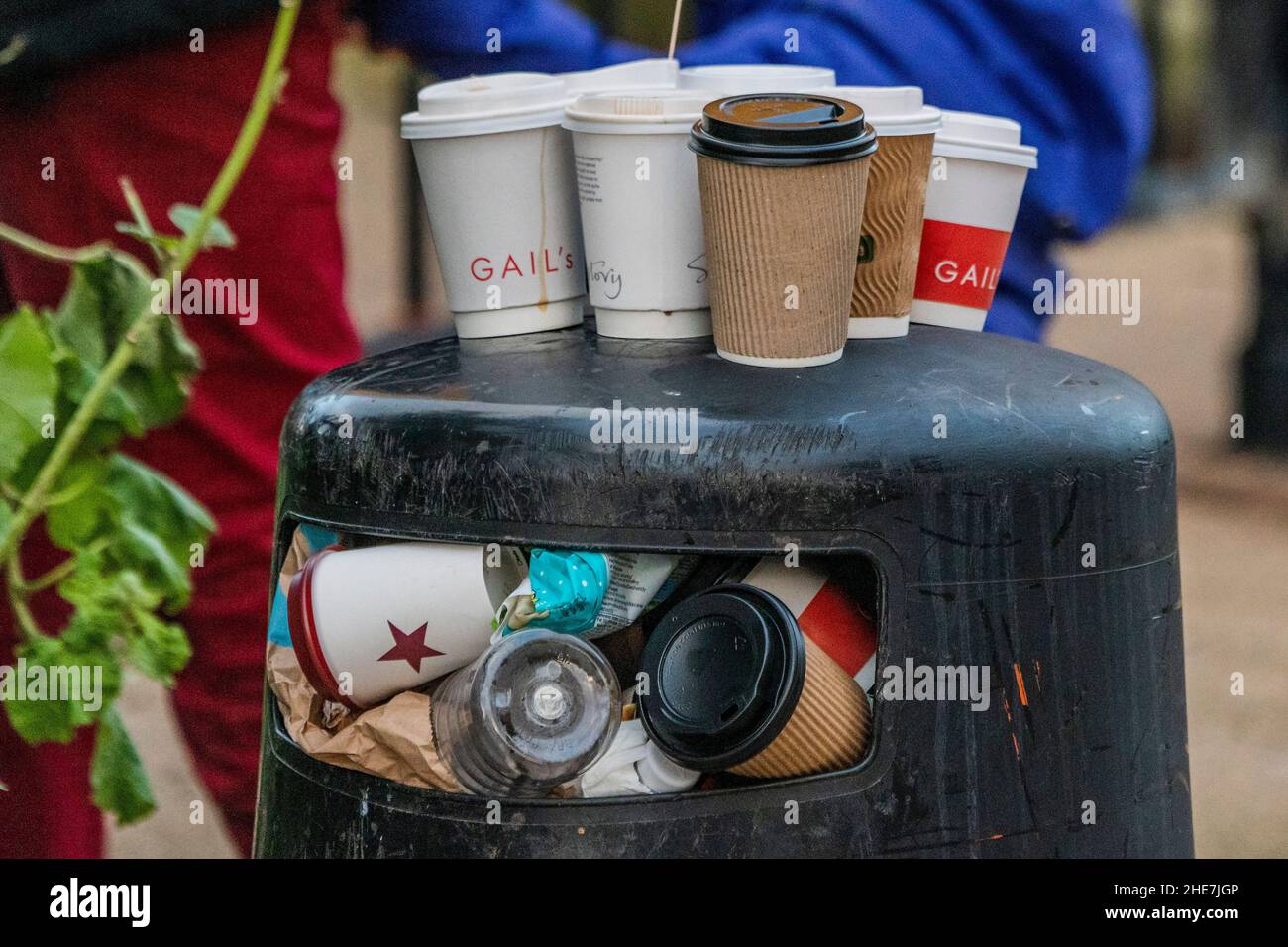 Londres, Royaume-Uni.9th janvier 2022.Le manque de bacs signifie que les seaux (et autres) tasses à café s'entassés - temps ensoleillé, mais frais, à Hampstead amène les gens à faire de l'exercice sur Hampstead Heath.Où ils peuvent également profiter de la vue sur la ville de londres depuis la colline du Parlement.Crédit : Guy Bell/Alay Live News Banque D'Images