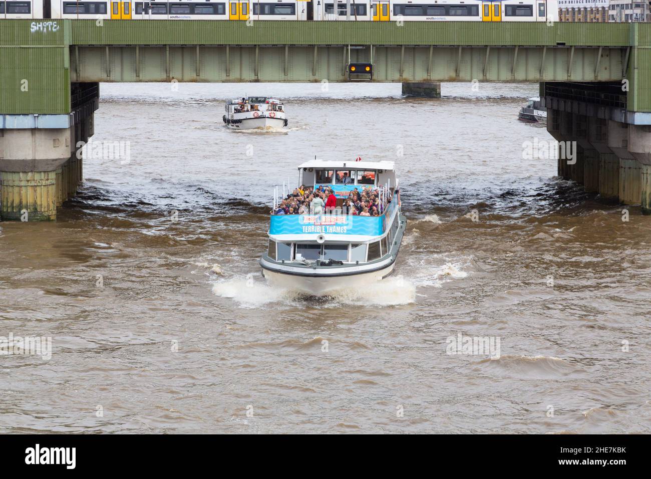 Histoire horrible du saumon rouge d'argent, terrible tamise, bateau de luxe et de transfert, rivière thames, londres, royaume-uni Banque D'Images